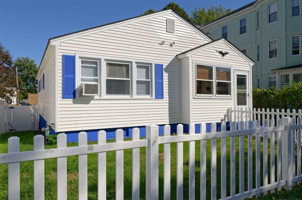 Property Photo:  121 Pilgrim Ave  MA 01604 