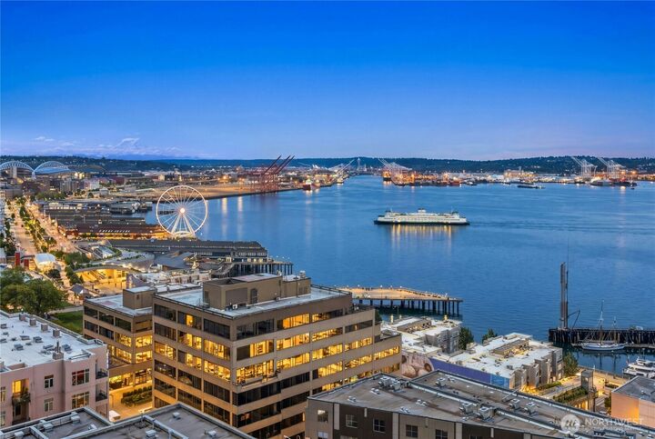 Property Photo:  2125  1st Avenue 1605  WA 98121 