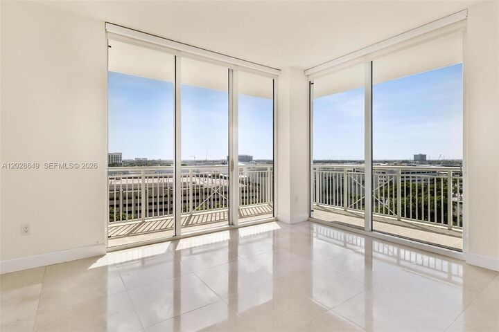 Property Photo:  19501 W Country Club Dr 1009  FL 33180 