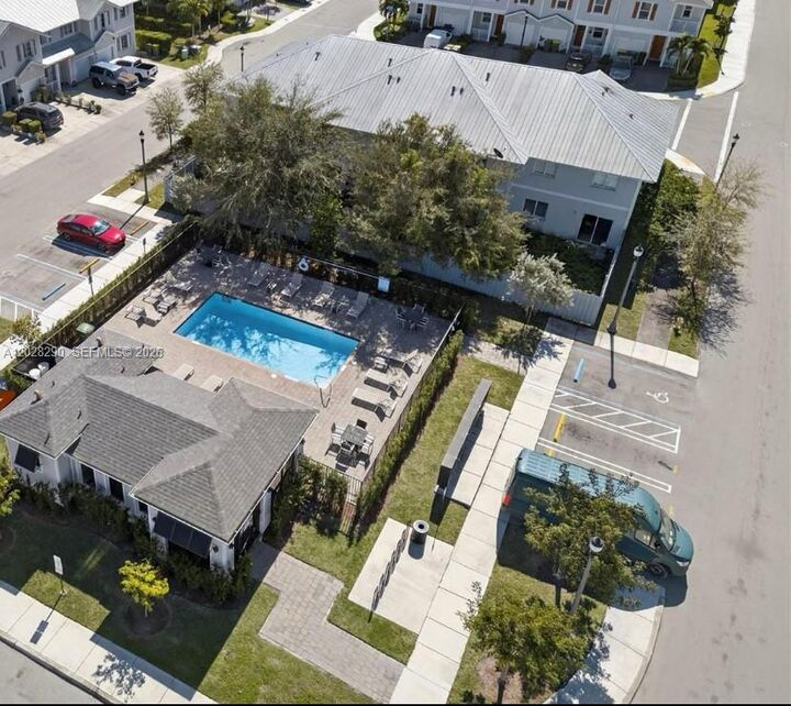 Property Photo:  916 SE 17th Ct  FL 33034 