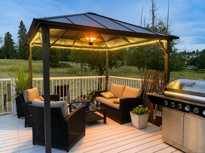 Property Photo: 3718 Arbutus Dr N BC V8H 0K8