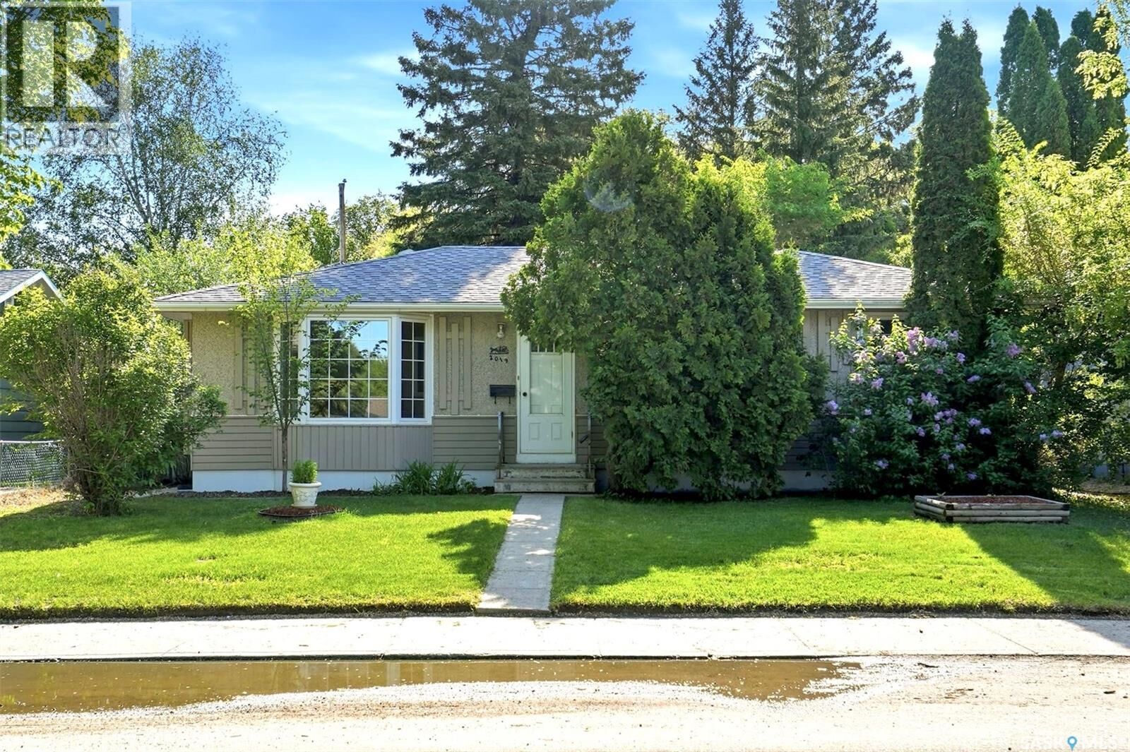 Property Photo:  2019 Louise Avenue  SK S7J 2C1 