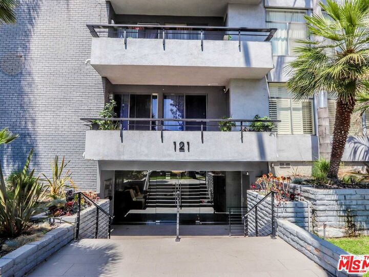 Property Photo:  121 S Palm Dr  CA 90212 