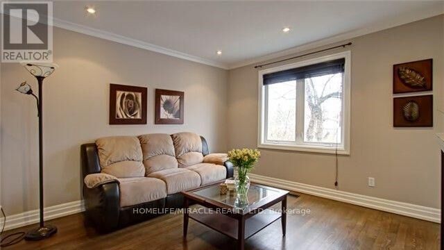 Property Photo:  1058 Alexandra Avenue West Upper  ON L5E 1Z8 