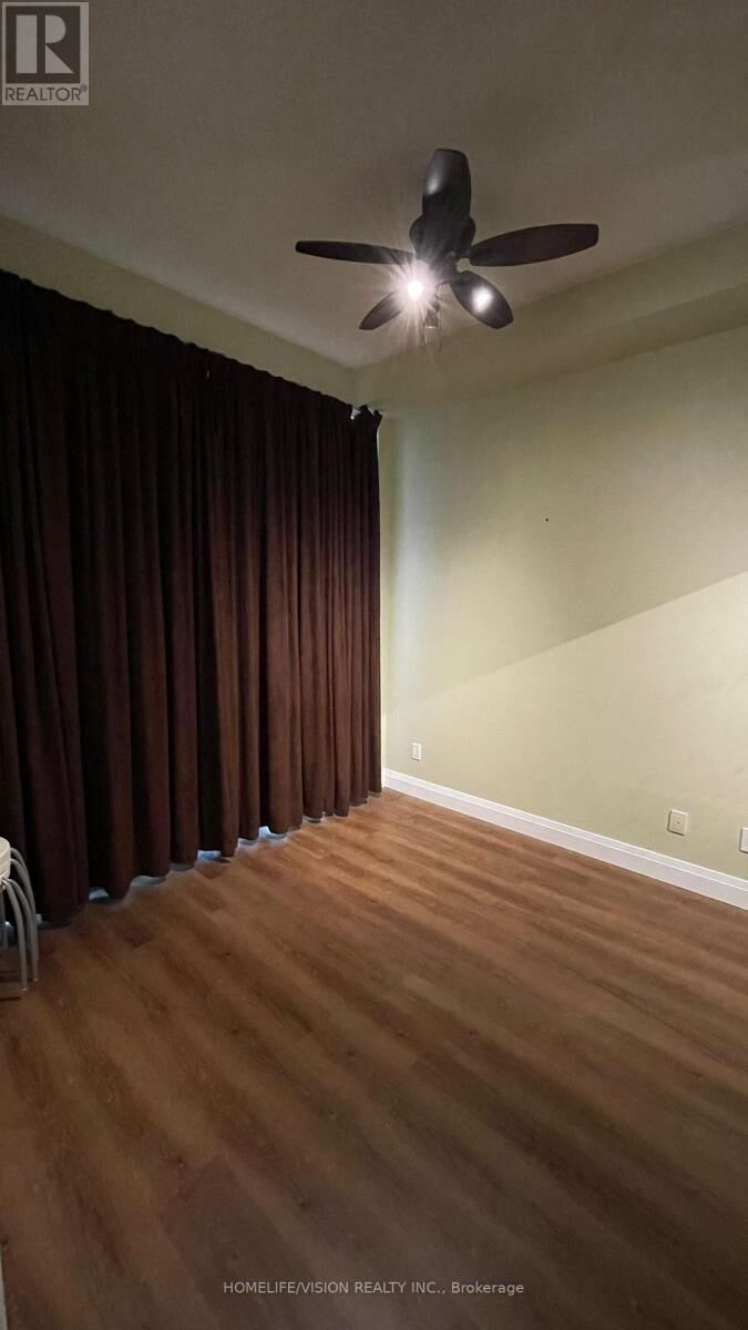 Property Photo:  111 Elizabeth Street  ON M5G 1P7 