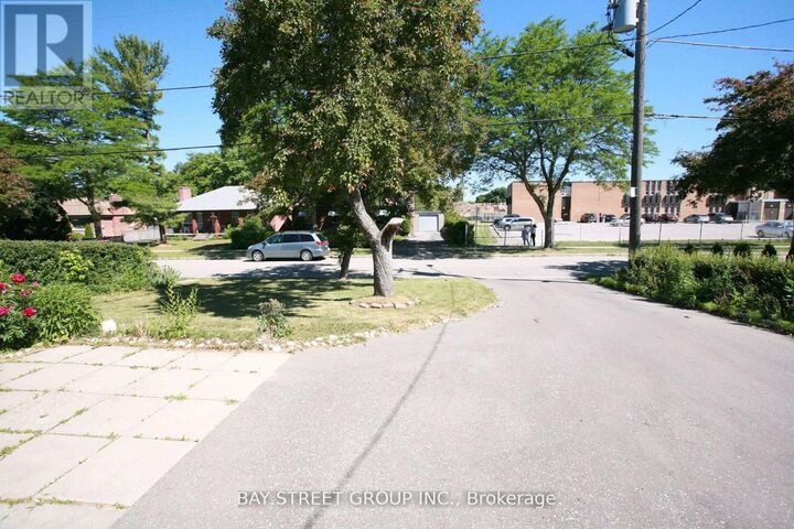 Property Photo: 31 Kenton Drive ON M2R 2H6