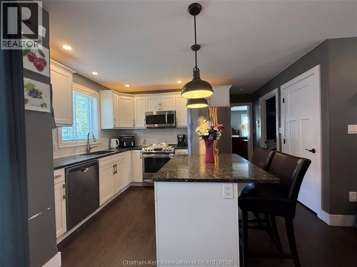 Property Photo:  15 Lisgar Street  ON N7M 5C7 