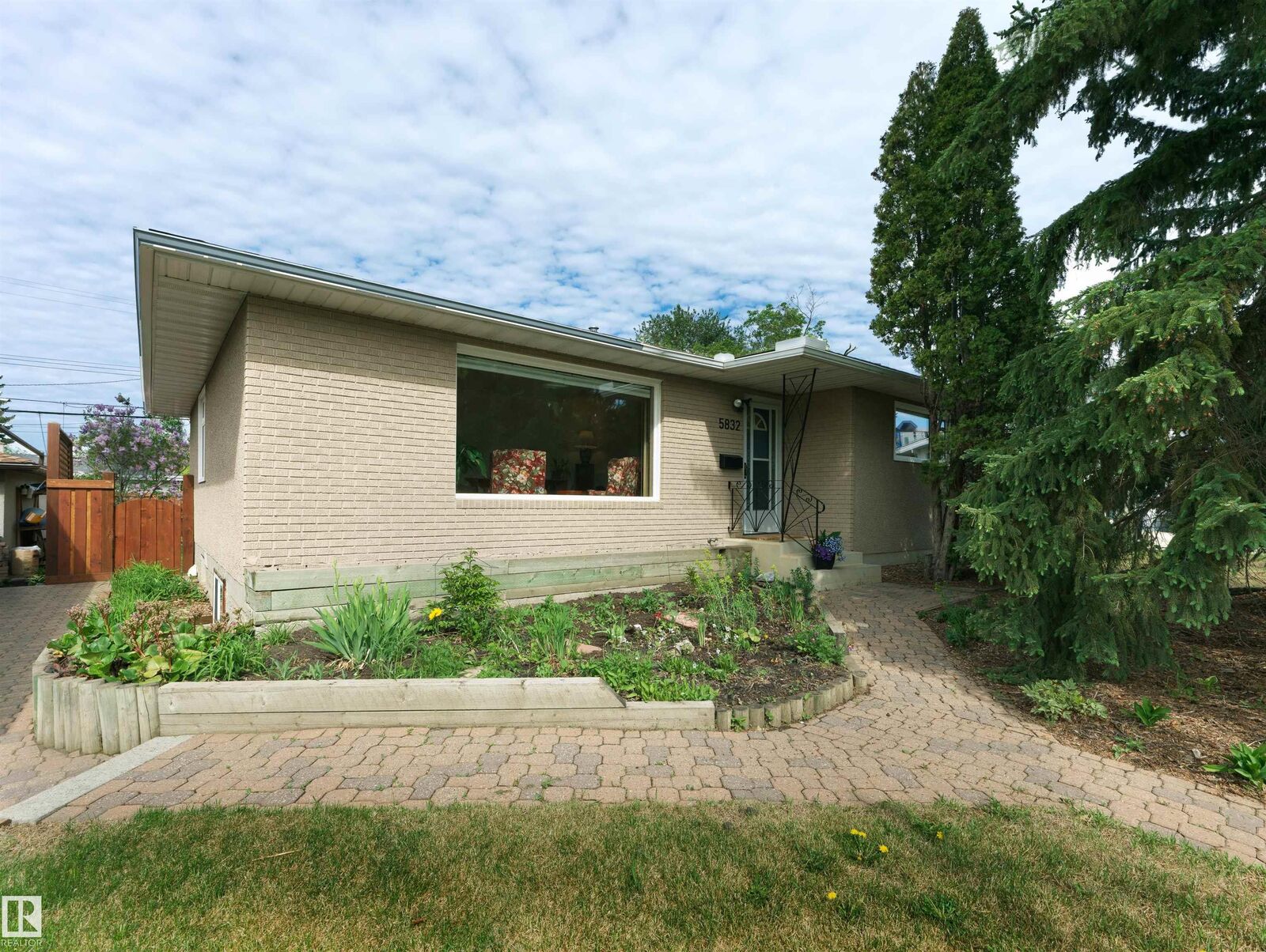 Property Photo:  5832 114A Street NW  AB T6H 3N1 