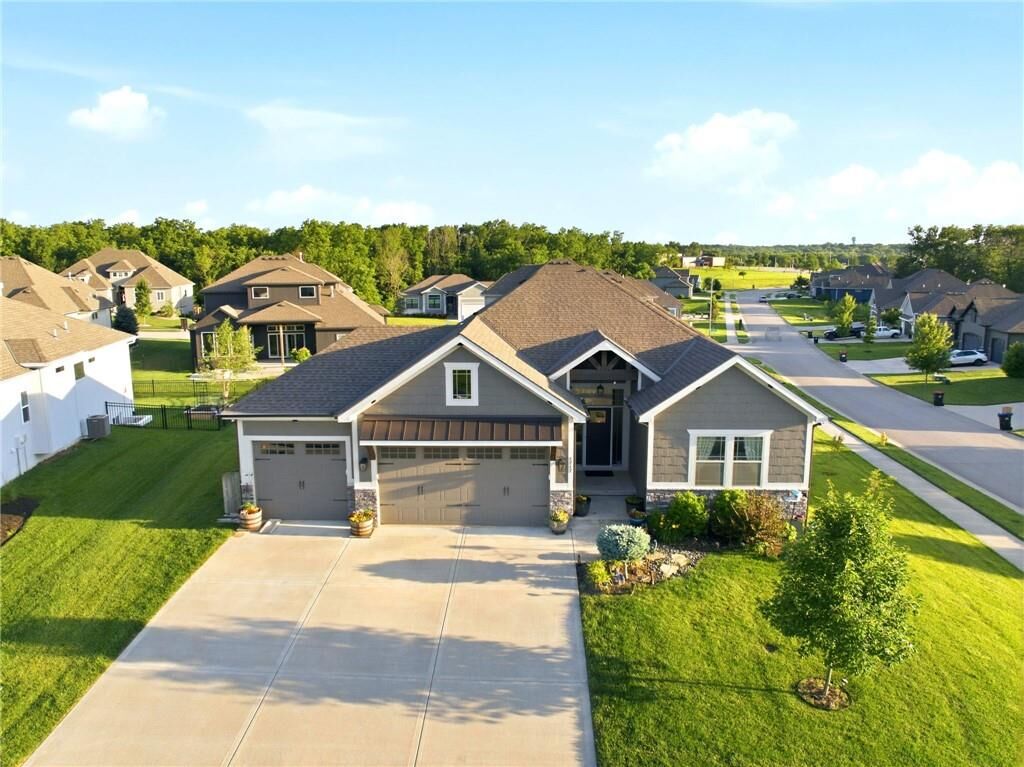 Property Photo:  1717 SW 26th Terrace  MO 64082 