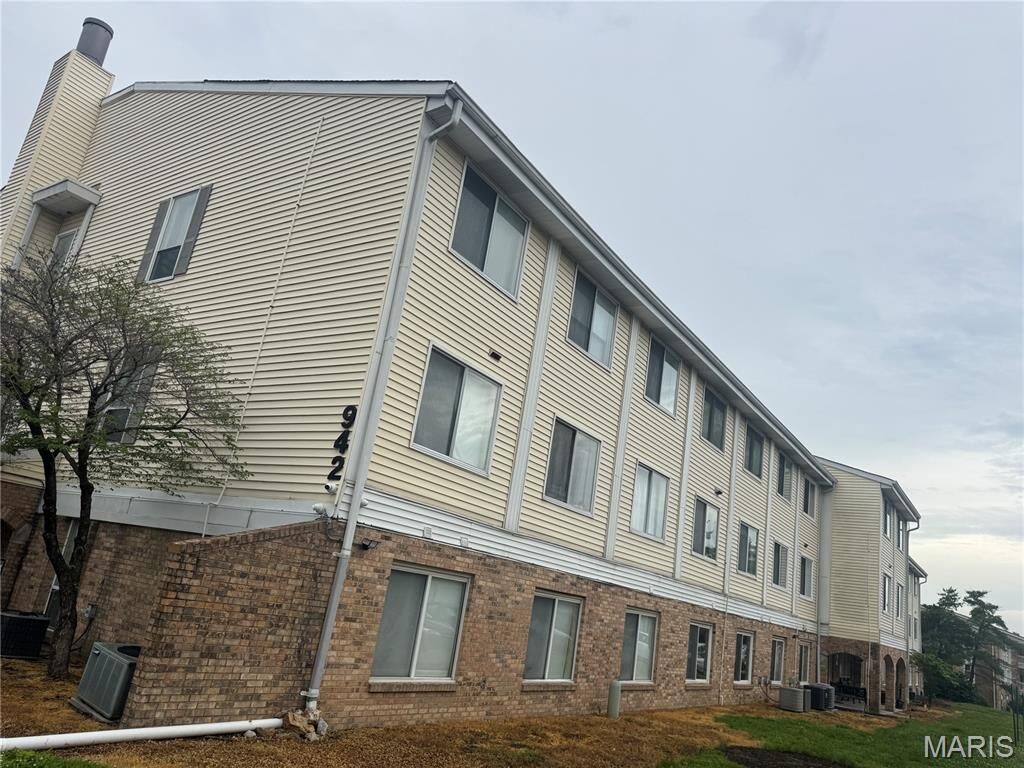 Property Photo: 942 Guelbreth Lane 208 MO 63141