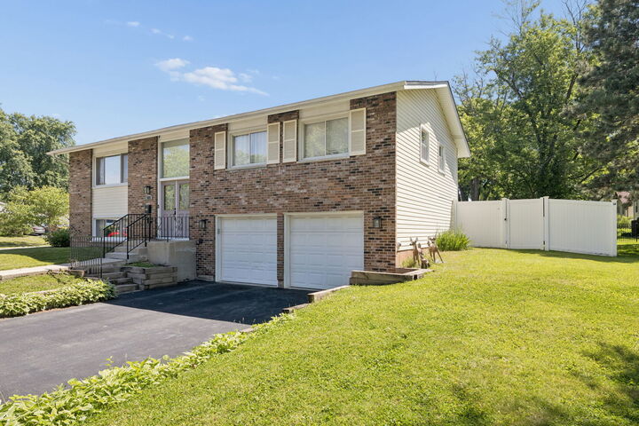 Property Photo:  7025 Roberts Drive  IL 60517 