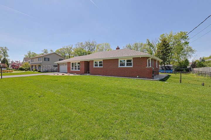 Property Photo: 2232 Sprucewood Avenue IL 60018