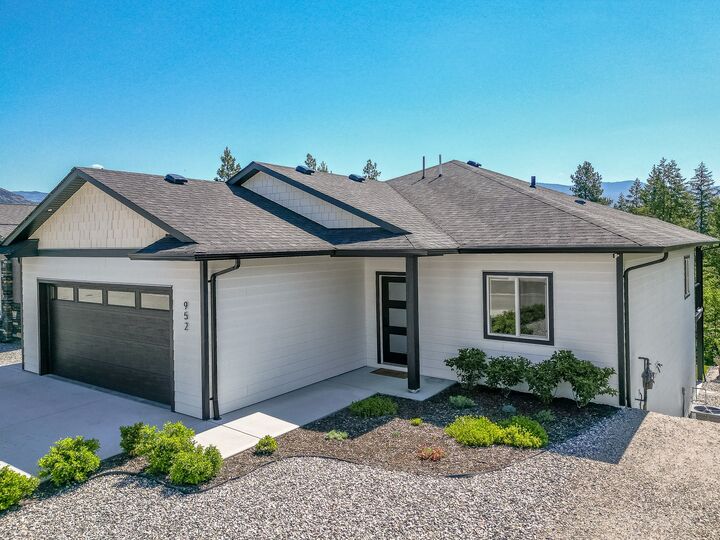 Property Photo: 952 Ridgewood Drive BC V0E 1V1