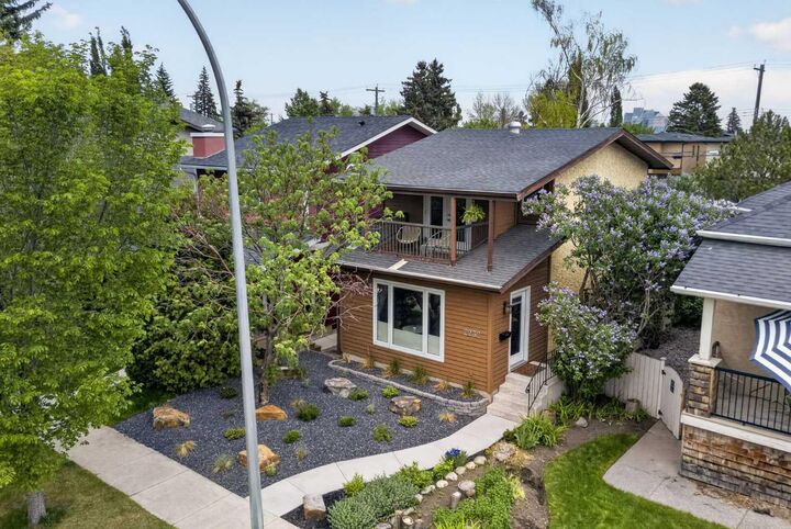 Property Photo:  2232 26A Street SW  AB T3E 2C3 
