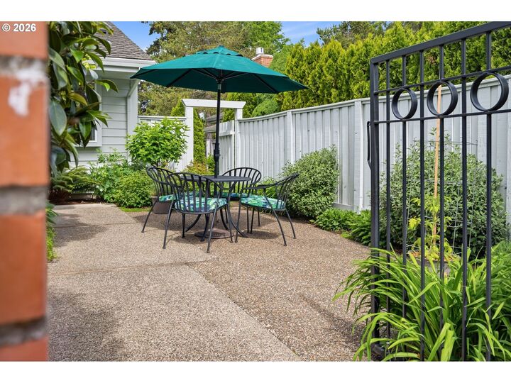 Property Photo:  7211 SW Lake Bluff Ct  OR 97070 