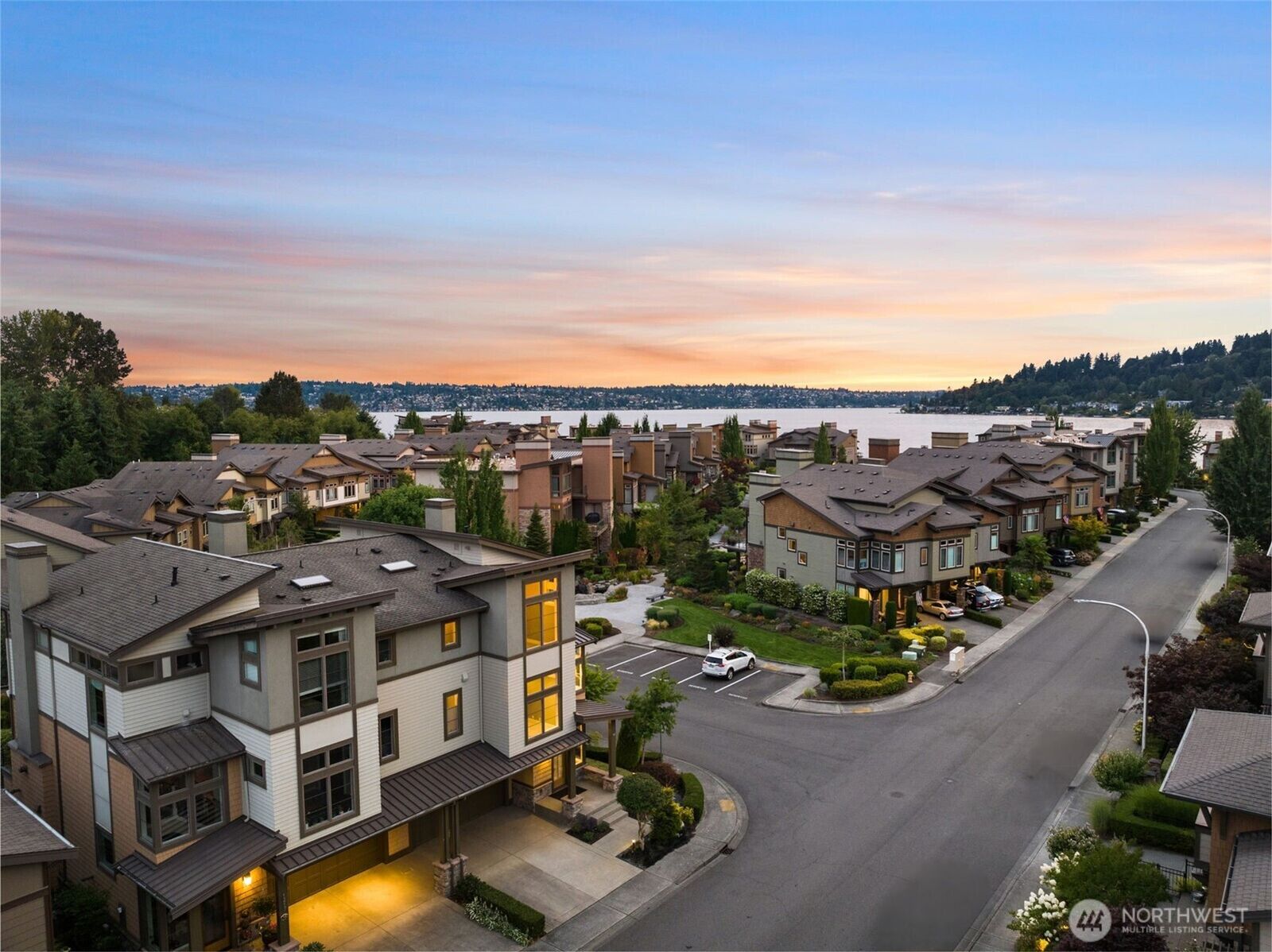 Property Photo:  1211 N 42nd Place  WA 98056 