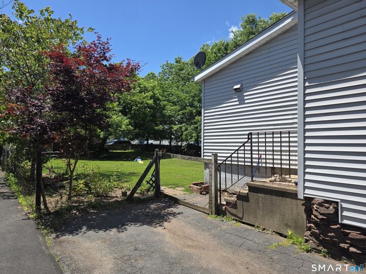 Property Photo:  28 Pine Street  CT 06451 