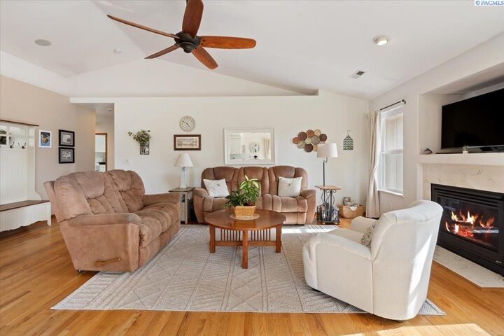 Property Photo: 901 Sirron WA 99352