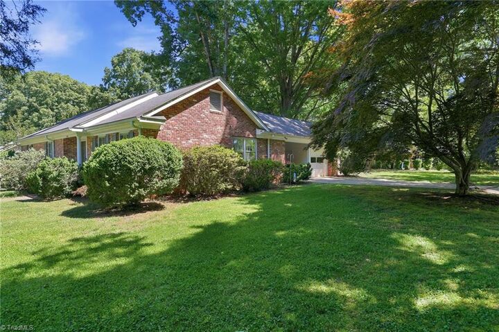 Property Photo: 401 White Oaks Drive NC 28147