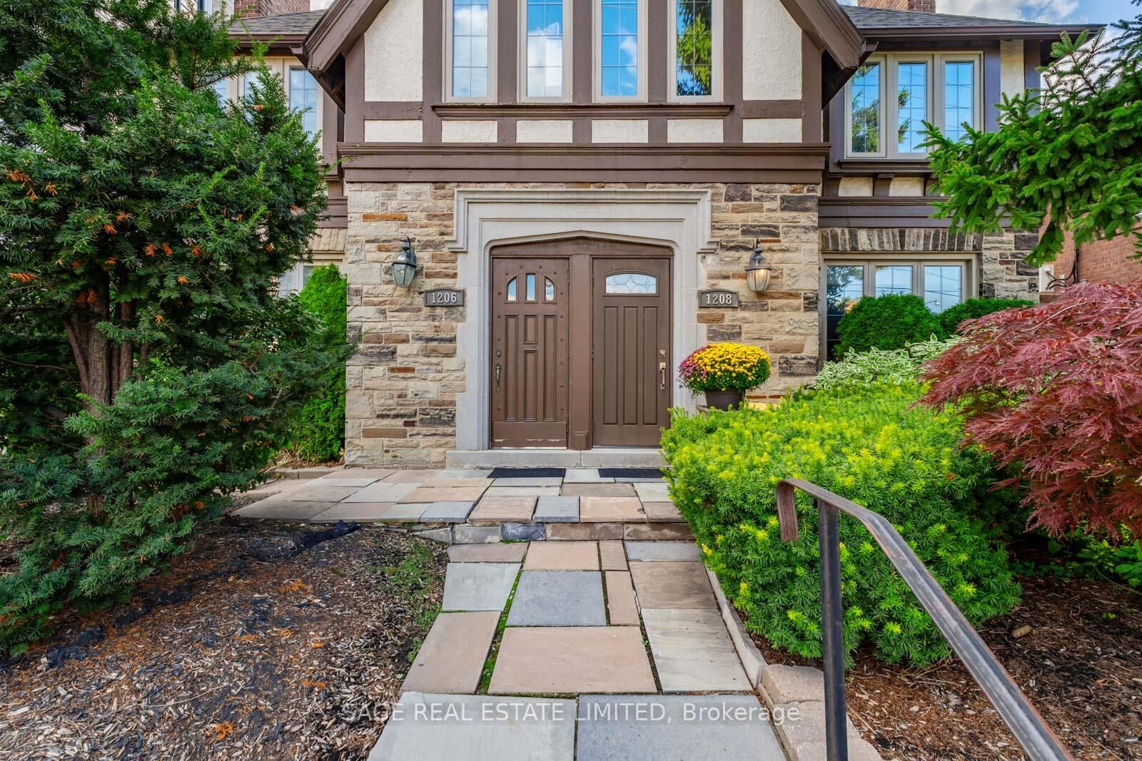 Property Photo: 1208 Avenue Road ON M5N 2G4