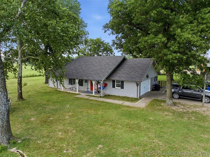 Property Photo: 37967 E 221st Street OK 74454
