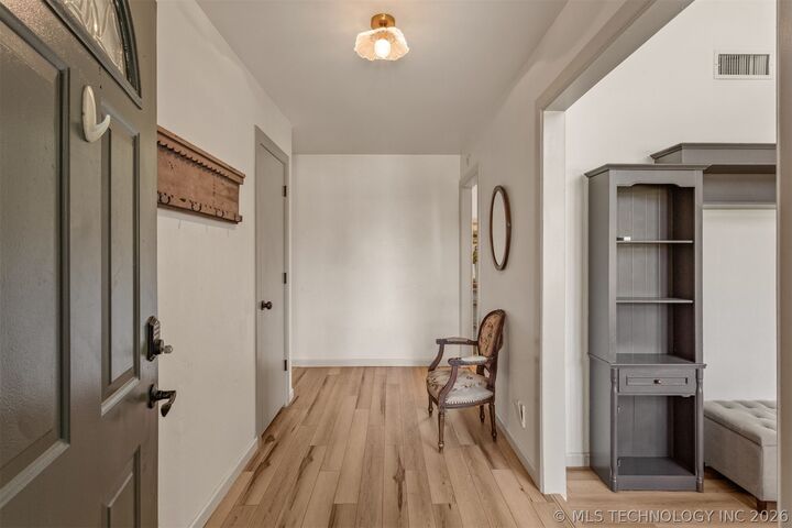 Property Photo:  1701 N Eucalyptus Avenue  OK 74012 
