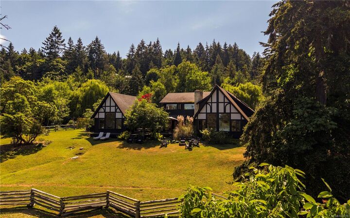 Property Photo:  133 Arnell Way  BC V8K 2G1 