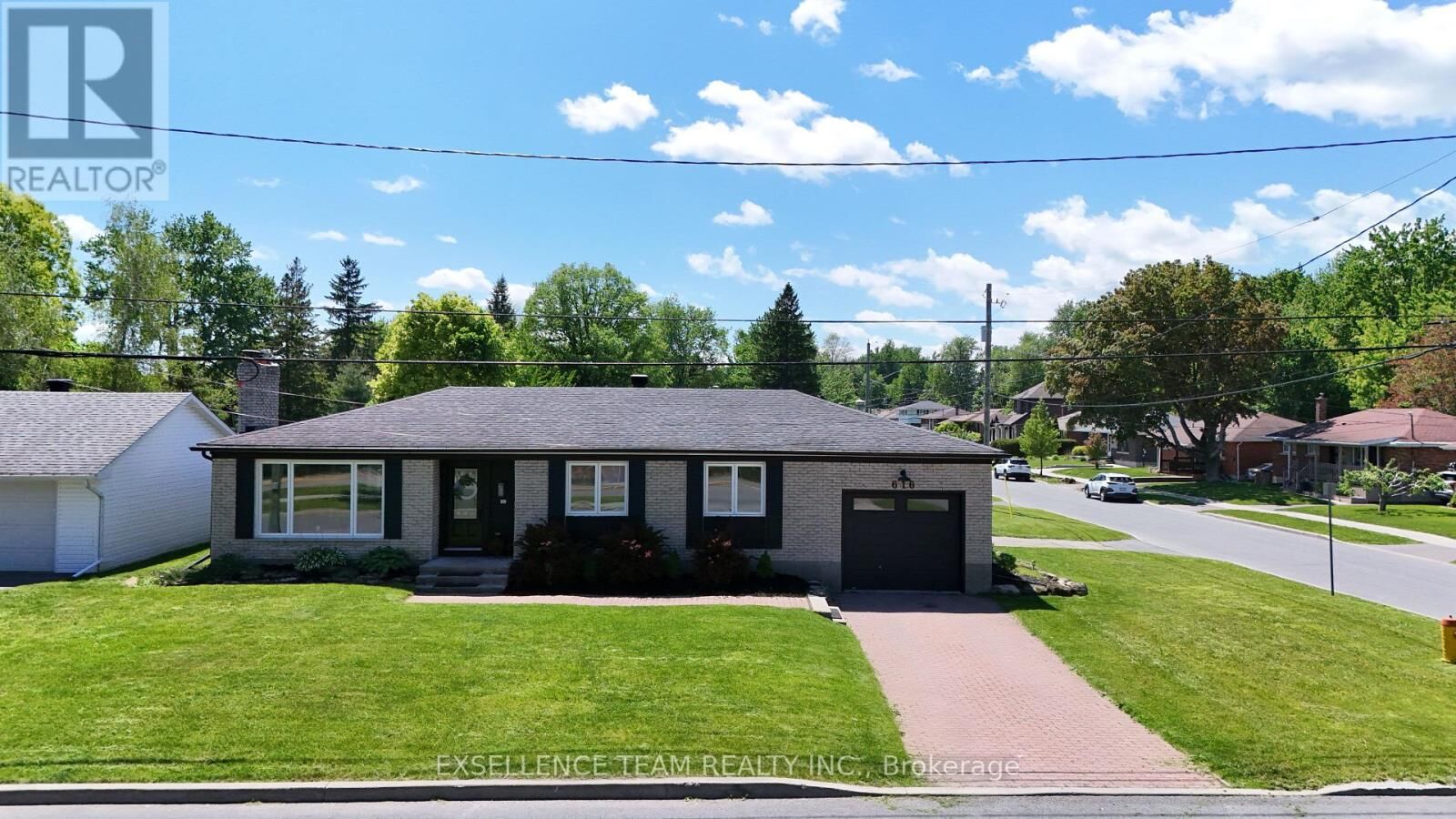 Property Photo:  616 Surgenor Street West  ON K6J 2H4 