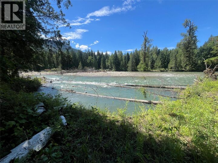 Photo de la propriété:  5568 Trans Canada Highway  BC V0E 1M3 