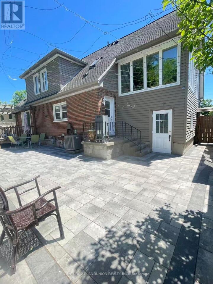 Property Photo:  34 Grassmere Court  ON L1H 3X4 