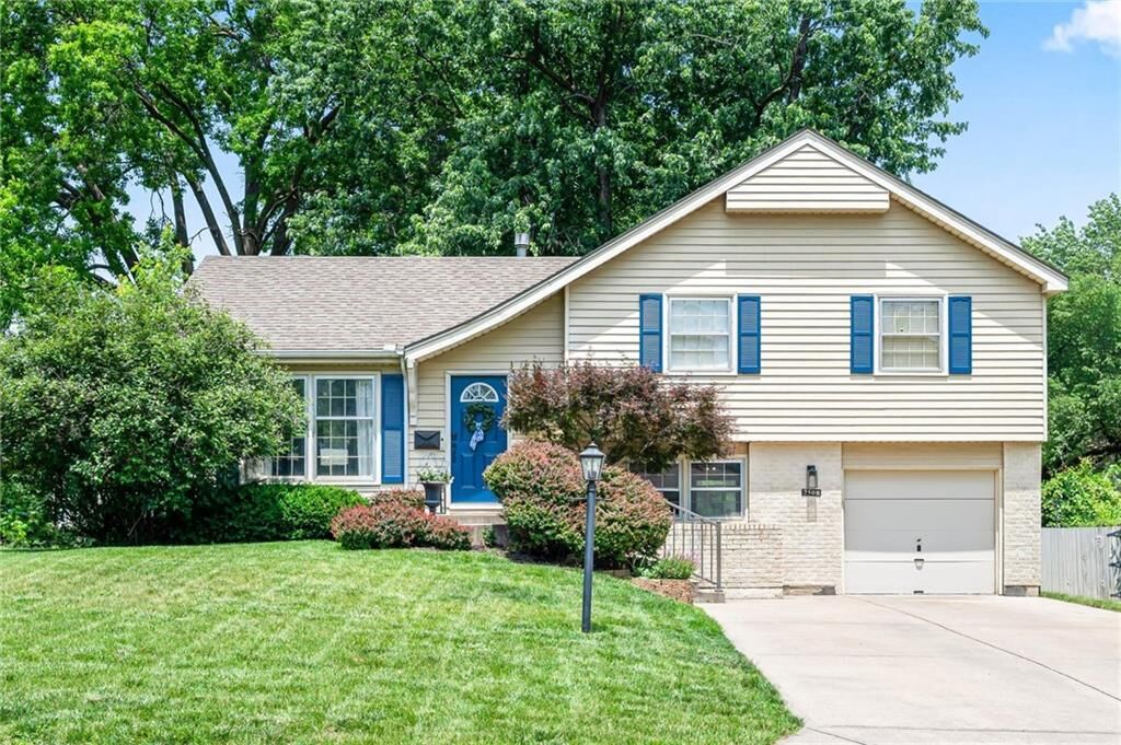 Property Photo: 7508 W 95th Terrace KS 66212