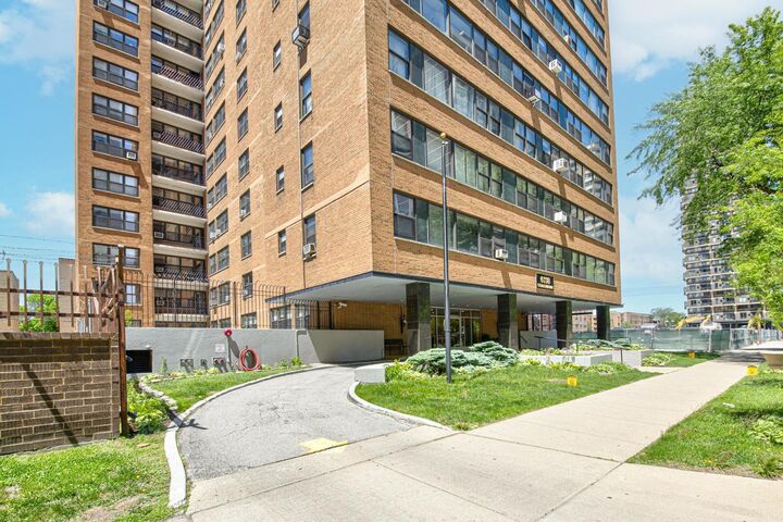 Property Photo: 6118 N Sheridan Road 106 IL 60660