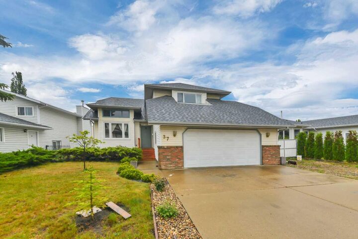 Property Photo: 37 Denovan Crescent AB T4R 2B6