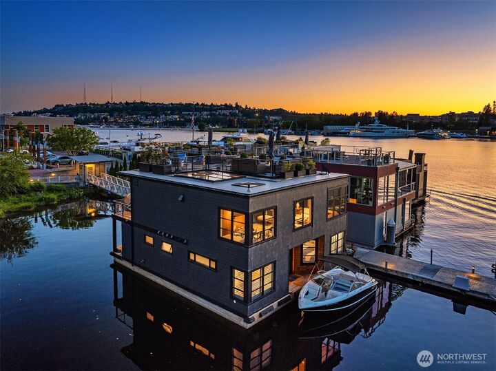 Property Photo: 2821 Fairview Avenue E 5 WA 98102
