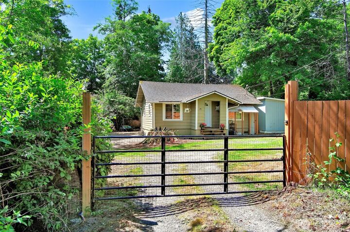 Property Photo:  5000  Lakewood Road  WA 98292 