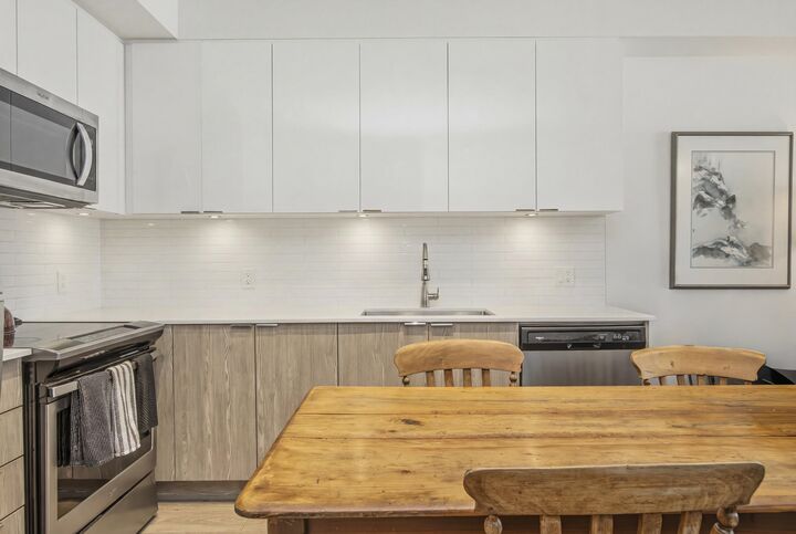Property Photo:  37881 Cleveland Avenue 505  BC V8B 0Z7 