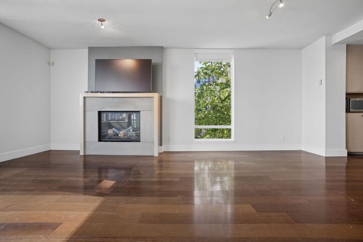 Property Photo: 1530 W 8th Avenue 403 BC V6J 5M6