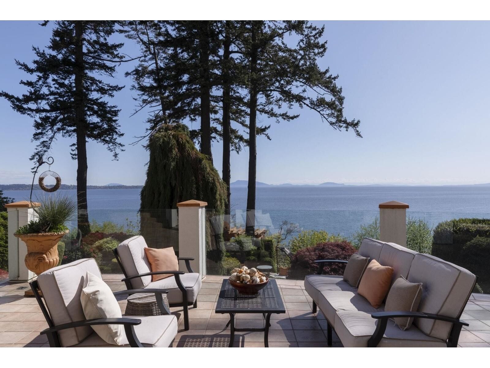 Property Photo:  13464 13A Avenue  BC V4A 1C4 