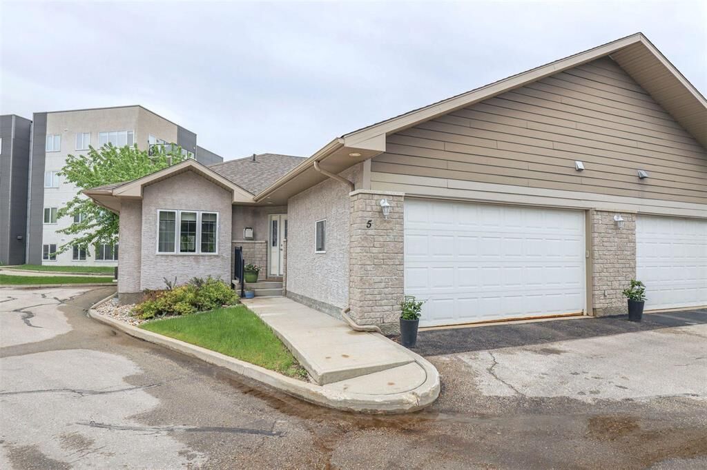 Property Photo:  35 Grandmont Boulevard  MB R3V 0A7 