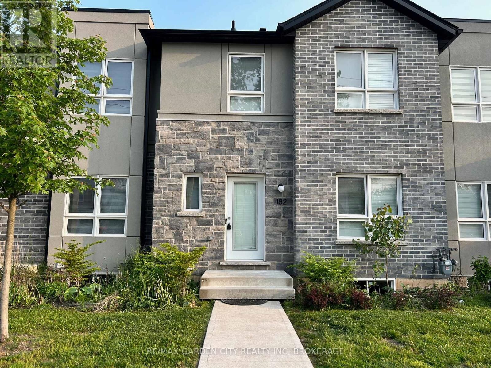 Property Photo:  182 Broadway Lane 8  ON L3C 0J2 