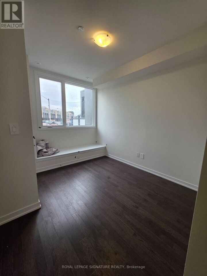 Property Photo:  28 Green Gardens Boulevard  ON M6A 0E7 