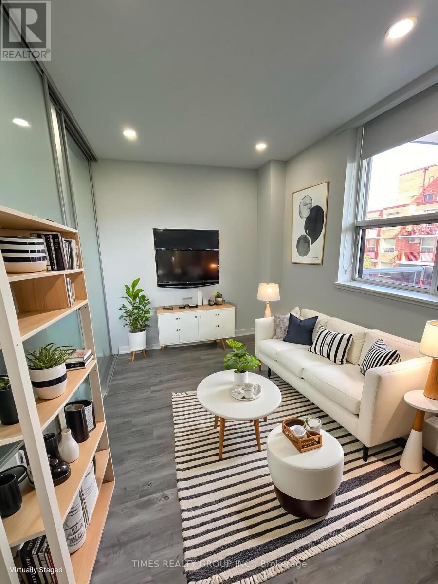 Property Photo:  15 Walmer Road 104  ON M5R 2X1 