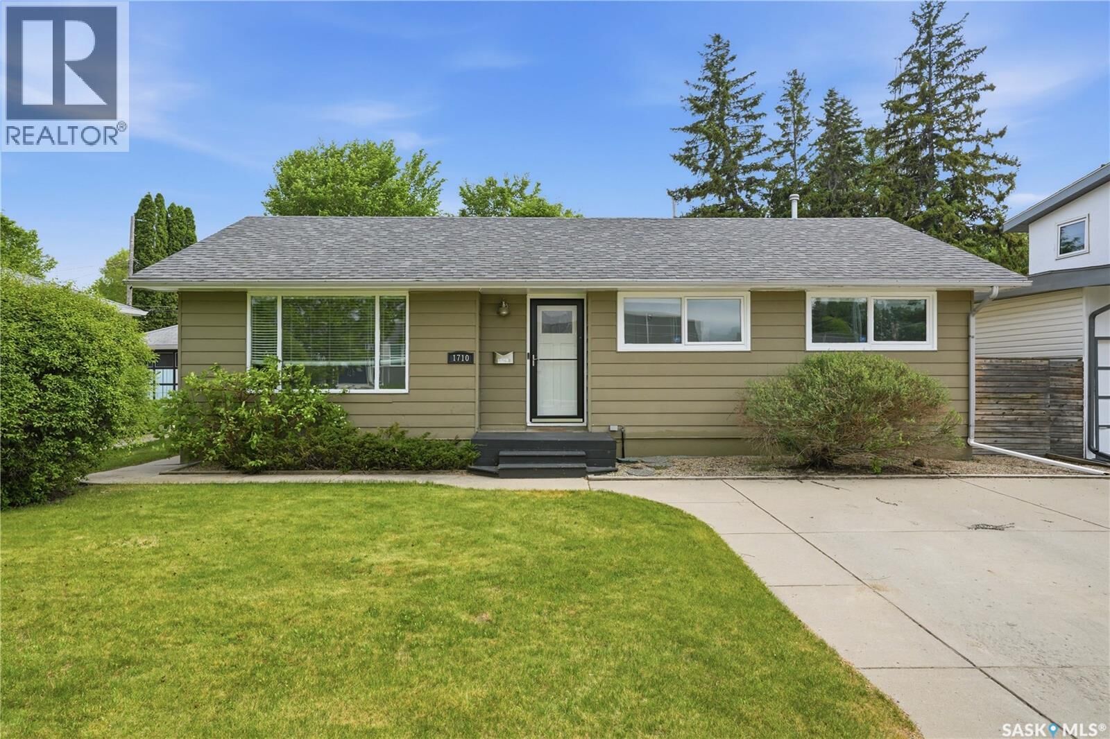 Property Photo:  1710 Drinkle Street  SK S7J 0P7 