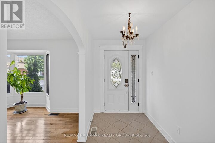 Property Photo:  6202 Ravine Way  ON K1C 2W4 