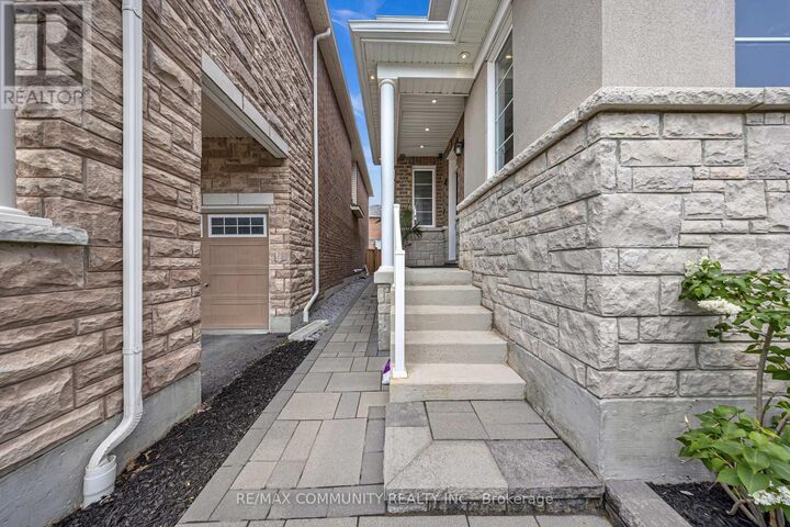Property Photo:  1055 Foxtail Crescent  ON L1X 0E7 