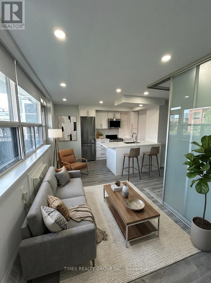 Property Photo:  15 Walmer Road 904  ON M5R 2X1 