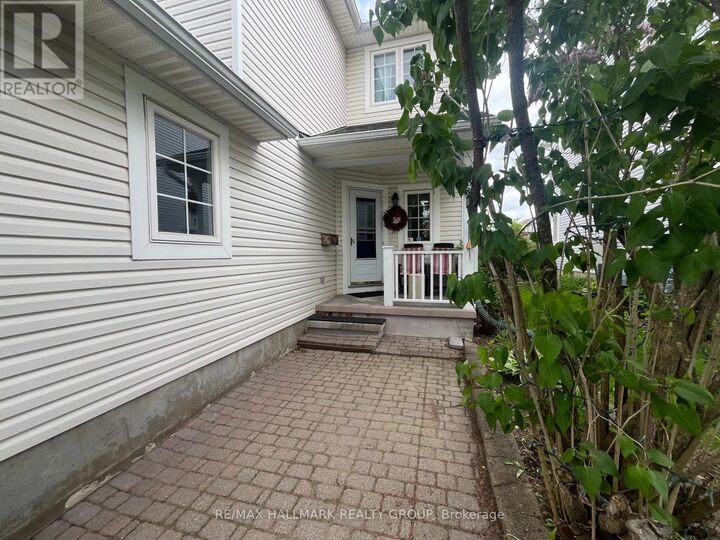 Property Photo:  827 Como Crescent  ON K4A 3Z8 