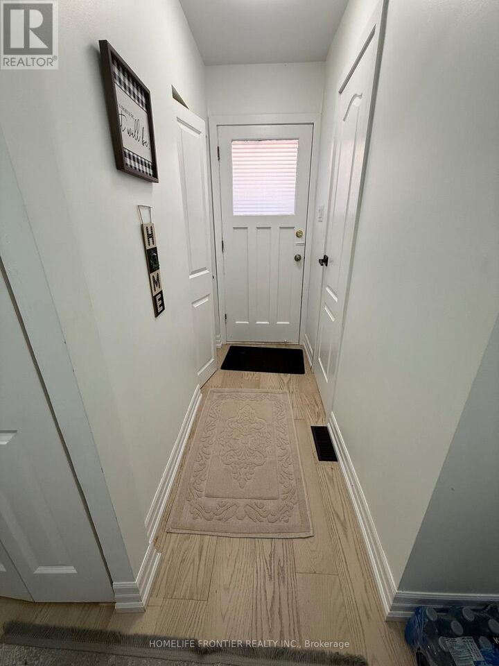 Property Photo:  759 Bloor Street Main Floor  ON L3Y 2M7 