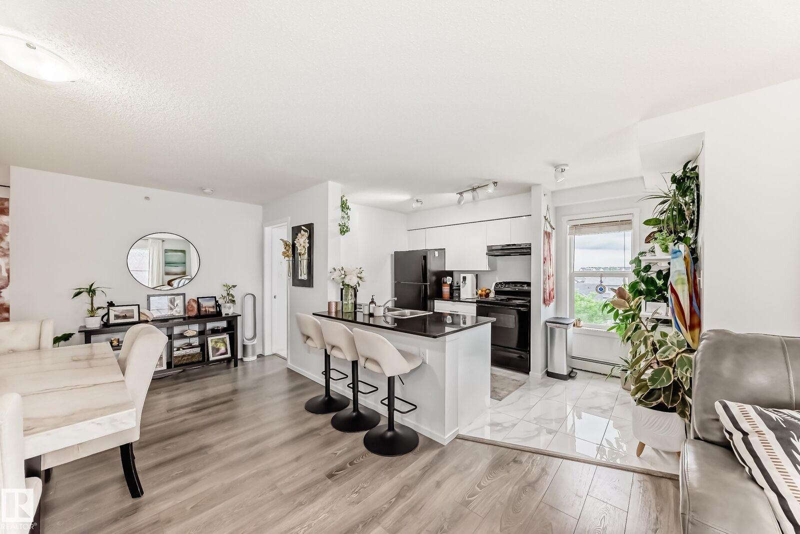 Photo de la propriété:  18126 77 Street NW 423  AB T5Z 0N7 