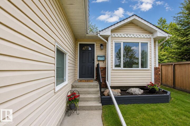 Property Photo:  22 Dewberry Place  AB T8H 1M5 